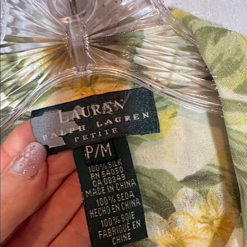 Ralph Lauren Y2K Vintage Floral Button-Down Shirt - Green, Red, Cream. Size MP. - Picture 5 of 7